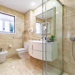 Super Exclusive With Free Parking 丰希罗拉