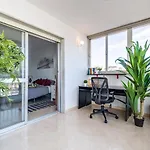 Super Exclusive With Free Parking 公寓